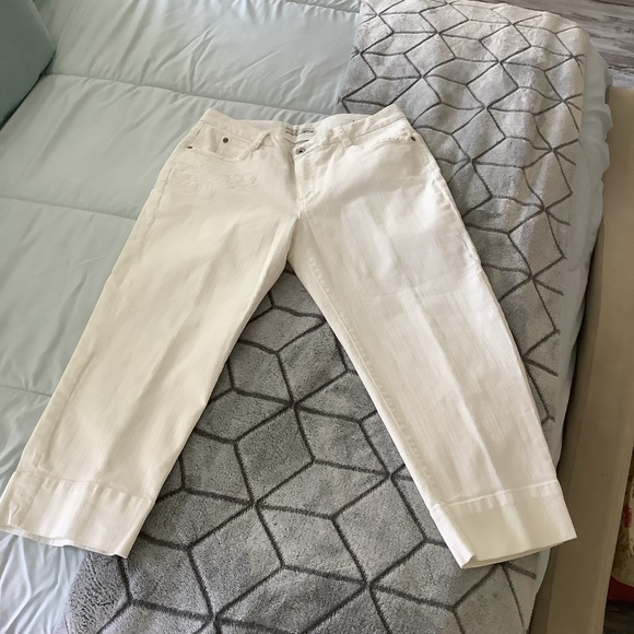 Chicos white jean capris Premium brand size one in excellent condition 5… - Picture 8 of 16